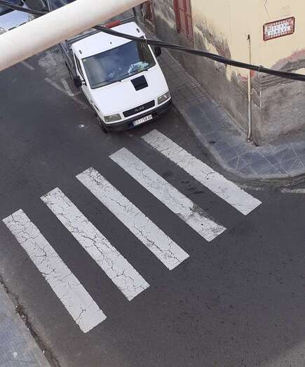 El paso de peatones está en la esquina de dos calles (Foto TA)